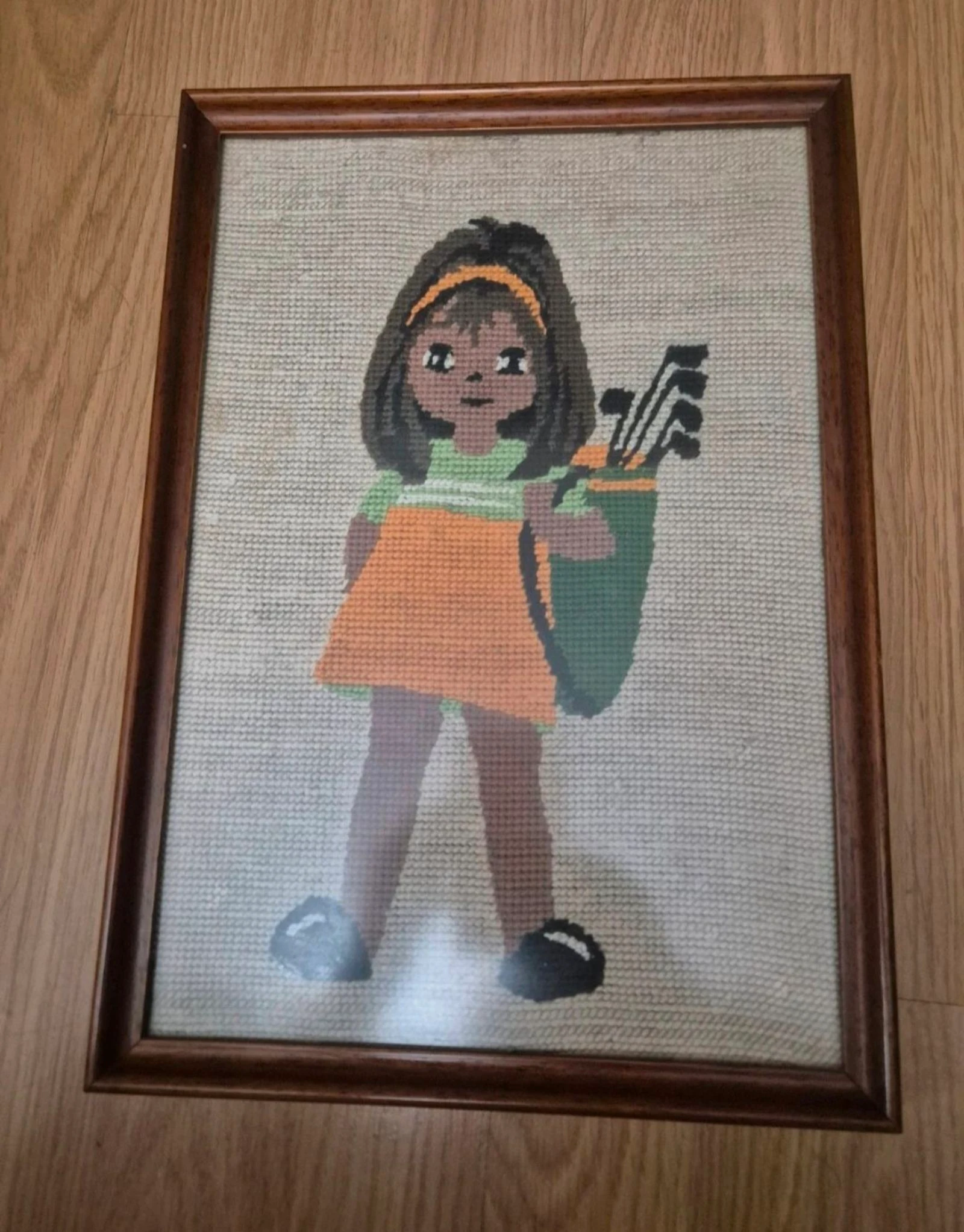 Cuadro bordado a mano en medio punto. Muñeca golfista
